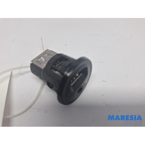 Peugeot - 208 - AUX / USB-Anschluss