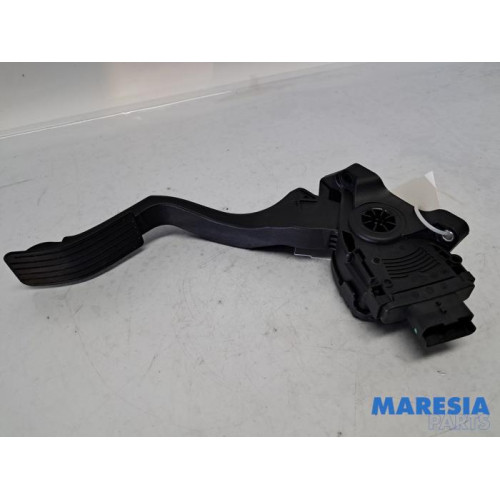 Peugeot - 208 - Gaspedaal