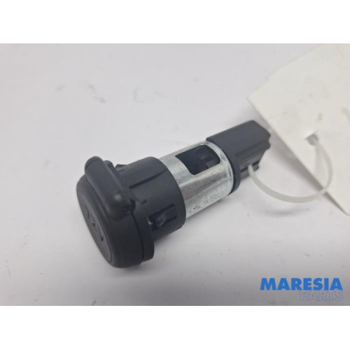 Peugeot - 208 - 12 Volt aansluiting