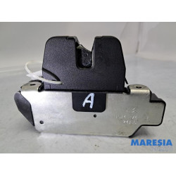 Peugeot - 208 - Tailgate lock mechanism