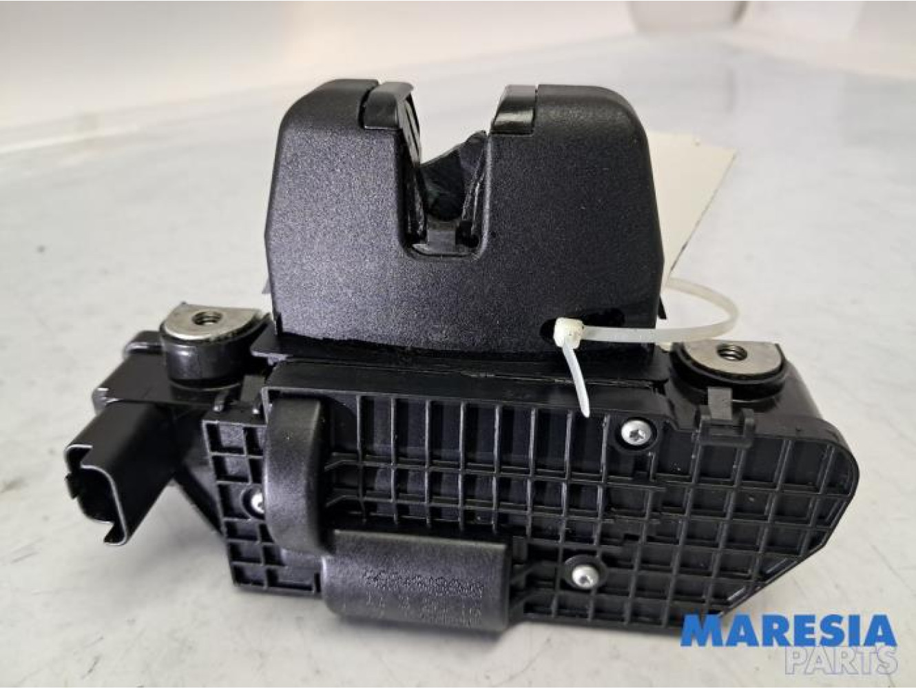 Peugeot - 208 - Tailgate lock mechanism