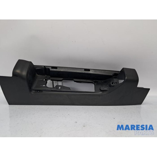 Renault - Trafic - Achterlichtrand rechts