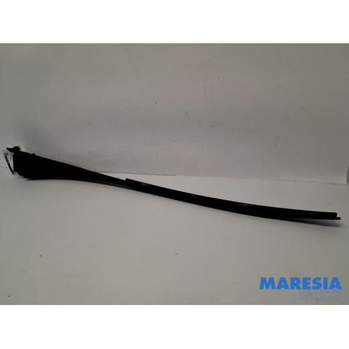 Renault - Trafic - Frontscreen frame