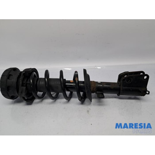 Renault - Trafic - Stoßdämpferstrebe rechts vorne