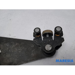 Renault - Trafic - Schuifdeurrol rechts