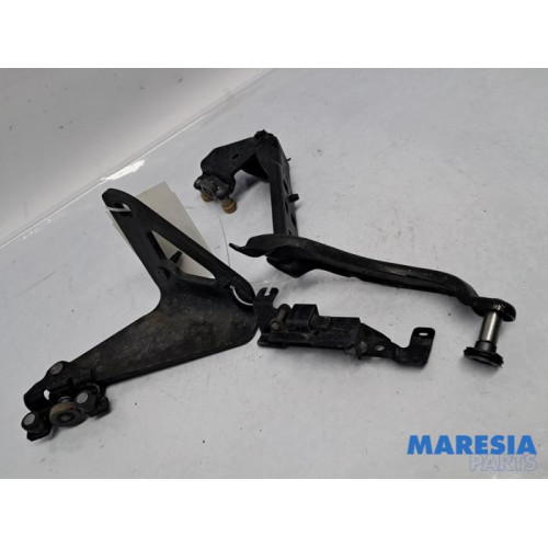 Renault - Trafic - Schuifdeurrol rechts