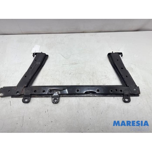 Renault - Clio - Radiator bar