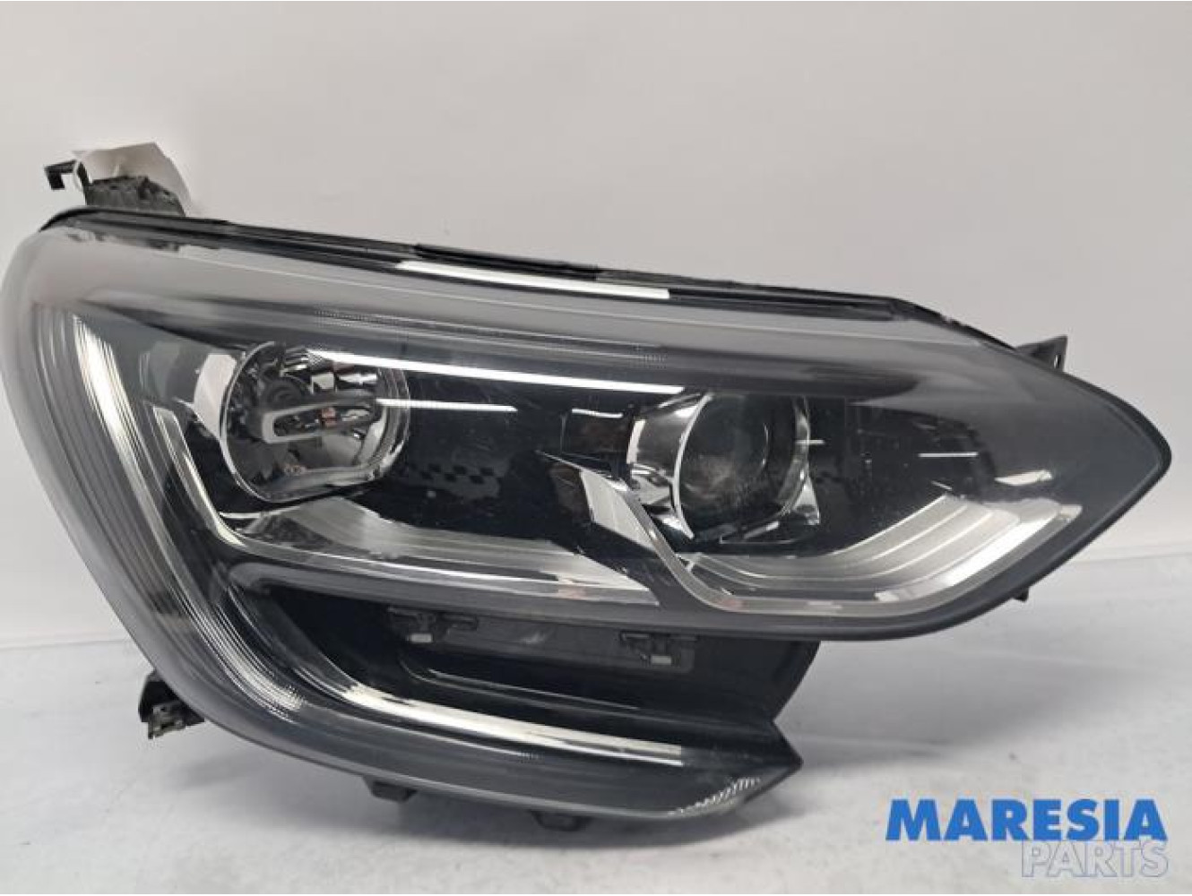 Renault - Megane - Headlight, right