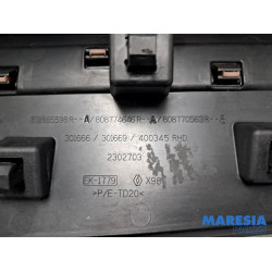 Renault - Clio - Türleiste