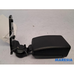 Peugeot - 2008 - Insertion ceinture de sécurité arrière gauche