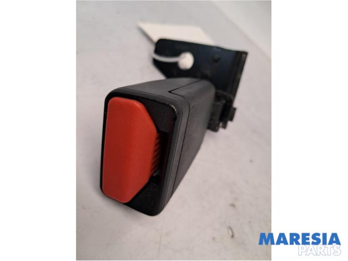 Peugeot - 2008 - Insertion ceinture de sécurité arrière gauche