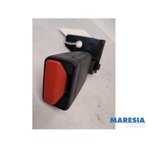 Peugeot - 2008 - Insertion ceinture de sécurité arrière gauche