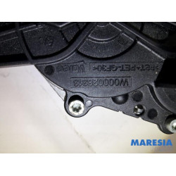Renault - Clio - Rear wiper motor