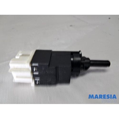 Renault - Clio - Brake light switch
