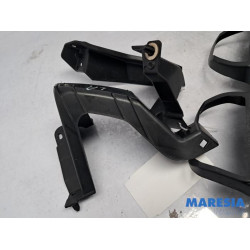 Renault - Megane - Stoßstangenstütze mitte hinten