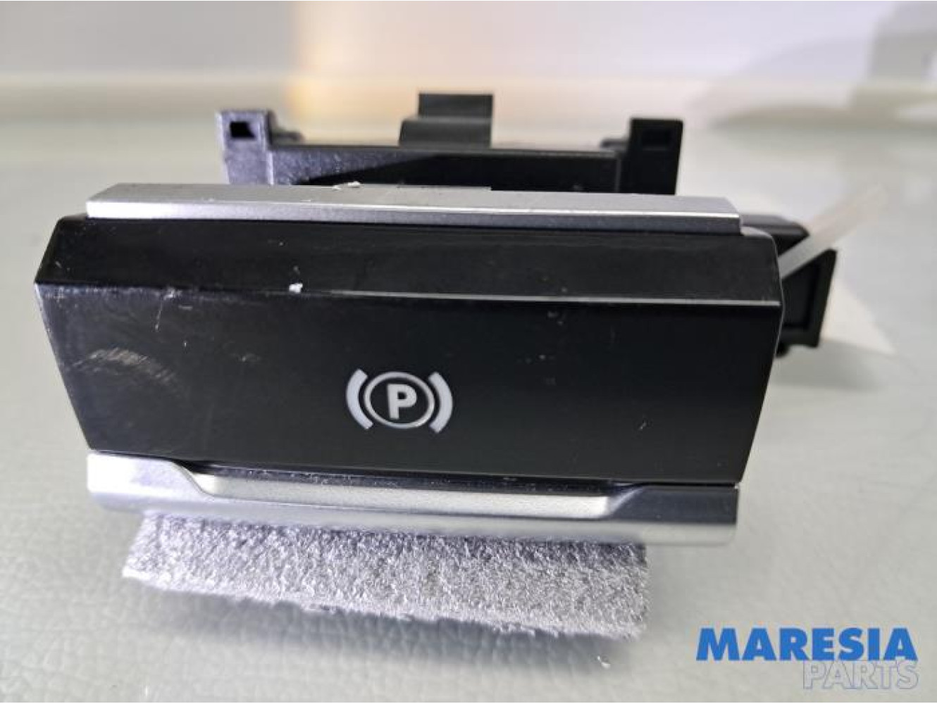 Citroen - C4 Picasso - Parking brake switch