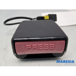 Peugeot - 207 - Insertion ceinture de sécurité arrière gauche