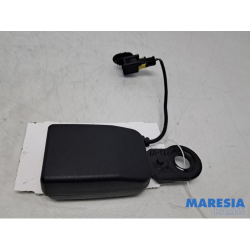 Peugeot - 207 - Insertion ceinture de sécurité arrière droite
