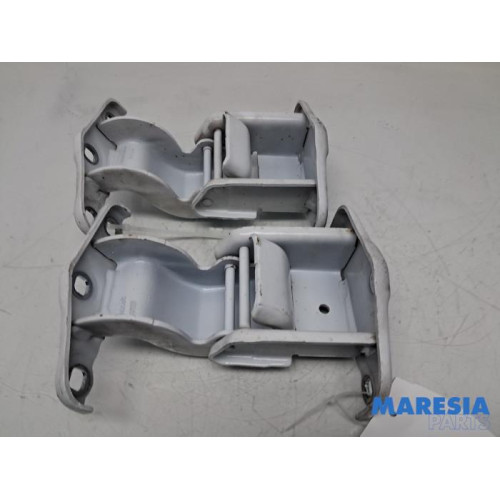 Renault - Trafic - Scharnier deur rechts-achter