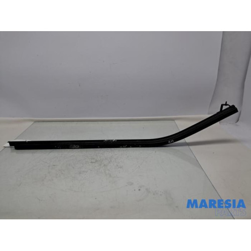 Renault - Trafic - Schuifdeur Rail rechts