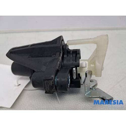 Peugeot - 108 - Tailgate lock mechanism