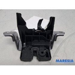 Peugeot - 108 - Tailgate lock mechanism