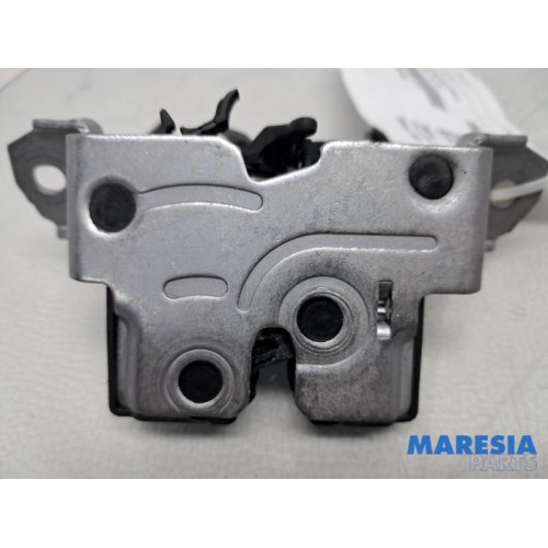 Peugeot - 108 - Tailgate lock mechanism