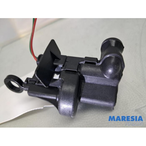 Peugeot - 108 - Tailgate lock mechanism