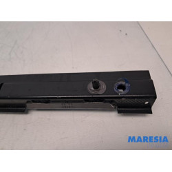 Opel - Vivaro - Schuifdeur Rail rechts