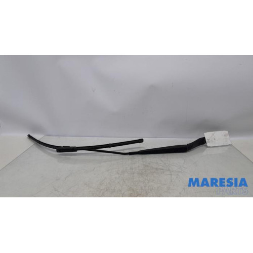 Opel - Vivaro - Scheibenwischerarm vorne