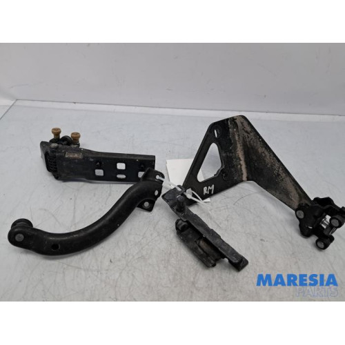 Renault - Trafic - Schuifdeurrol rechts