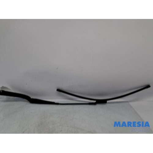 Renault - Trafic - Front wiper arm