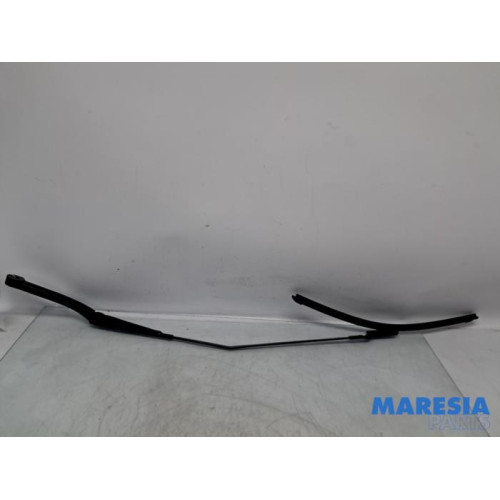 Renault - Trafic - Front wiper arm