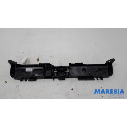 Renault - Clio - Lock plate