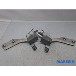 Renault - Clio - Bonnet Hinge