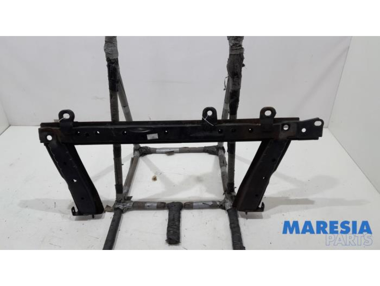 Renault - Clio - Radiator bar