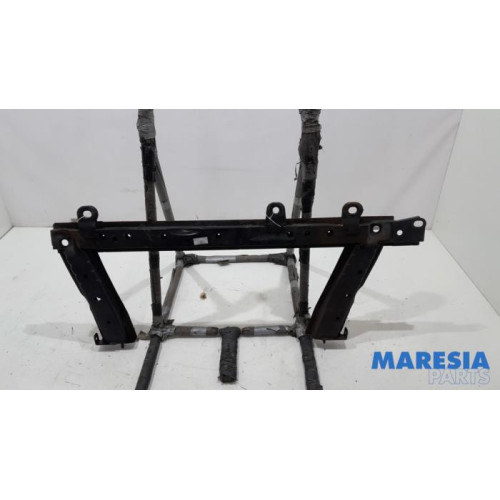 Renault - Clio - Radiator bar