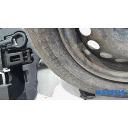 Renault - Clio - Krikset + reservewiel