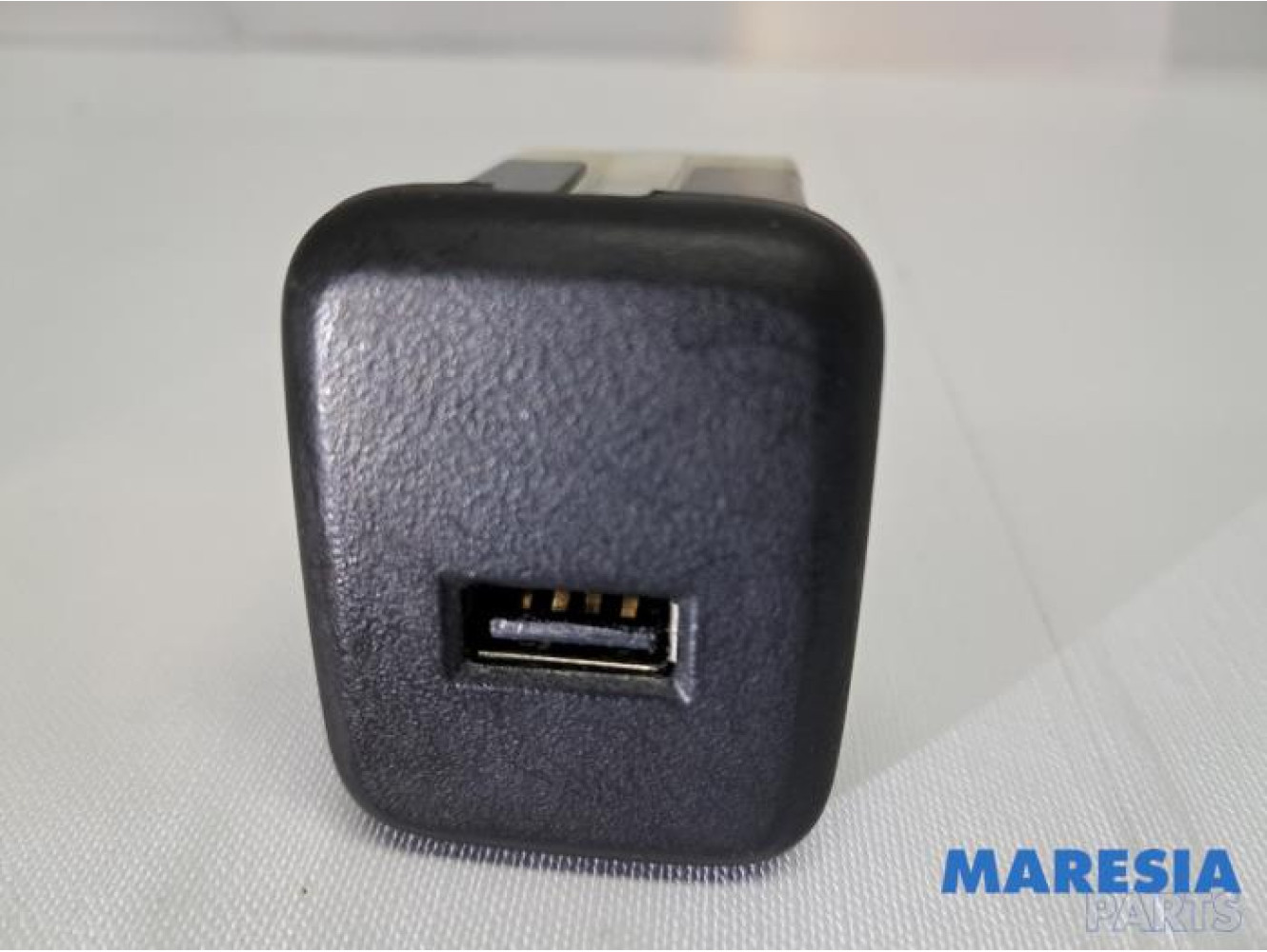 Opel - Karl - AUX / USB connection