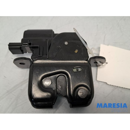 Renault - Clio - Tailgate lock mechanism