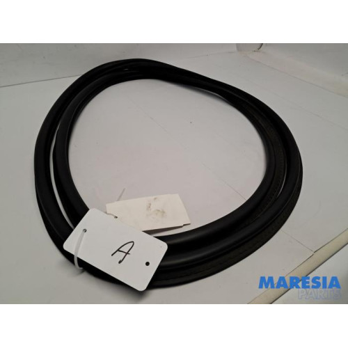 Opel - Grandland X - Tailgate seal