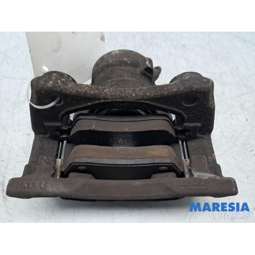 Renault - Clio - Front brake calliper, right