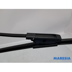 Renault - Clio - Front wiper arm
