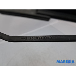 Renault - Clio - Front wiper arm