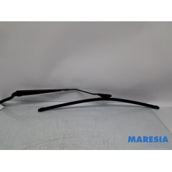 Renault - Clio - Front wiper arm