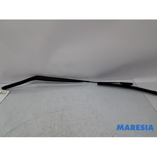 Renault - Clio - Front wiper arm
