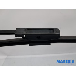 Renault - Clio - Front wiper arm