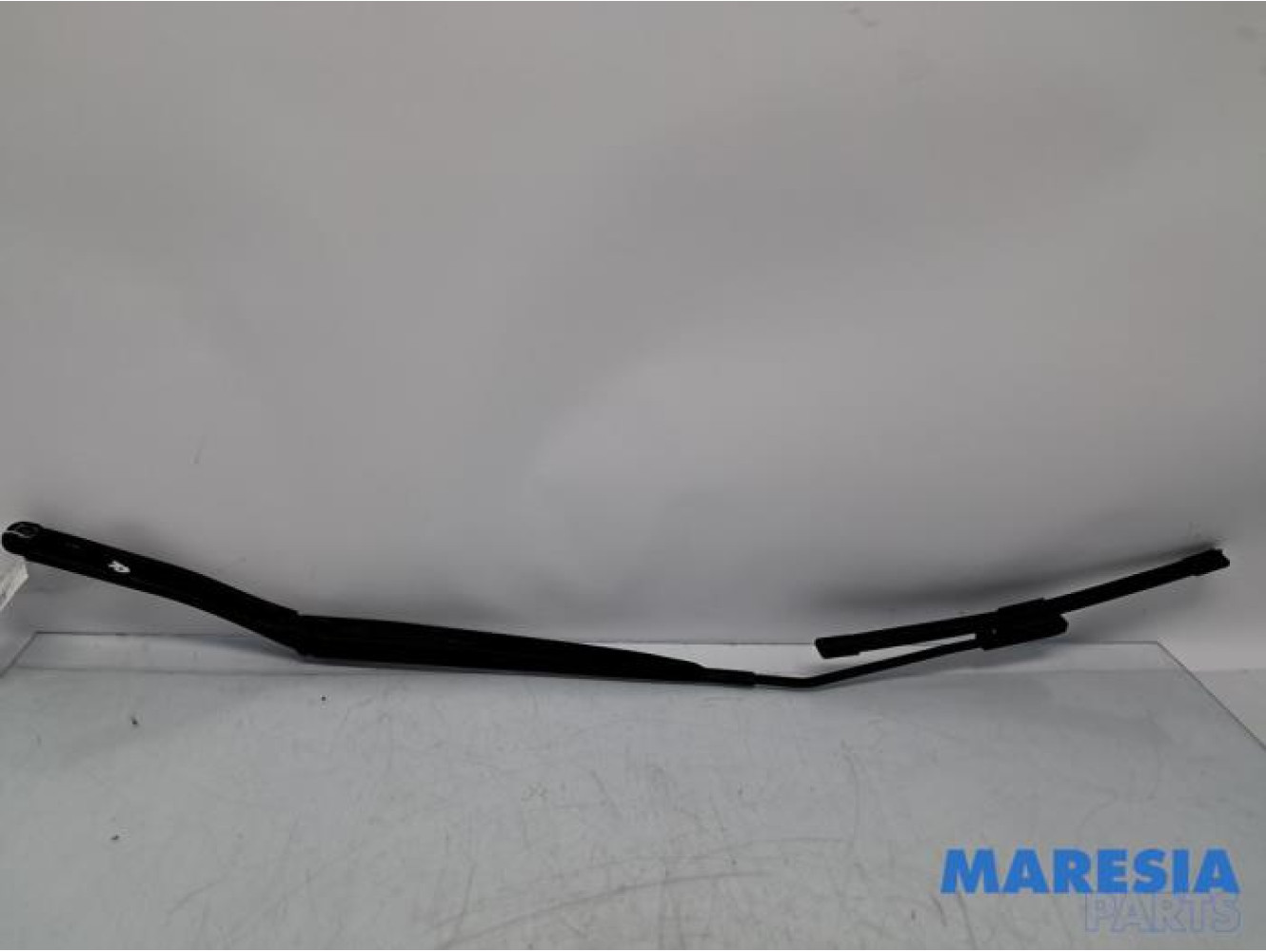 Renault - Clio - Front wiper arm