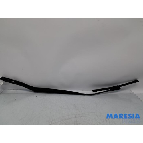 Renault - Clio - Front wiper arm