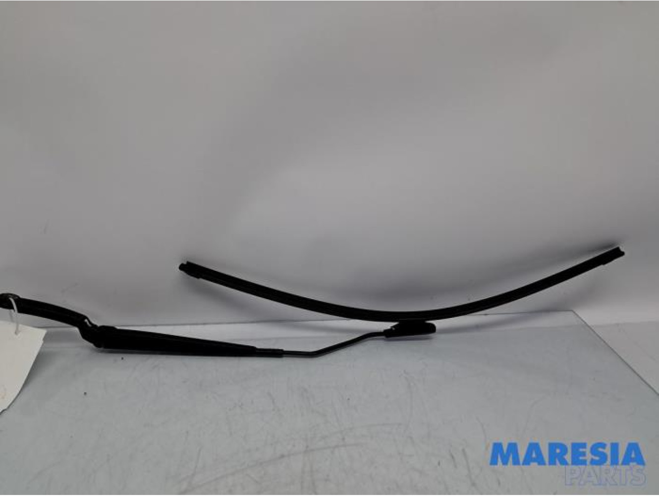 Renault - Clio - Front wiper arm